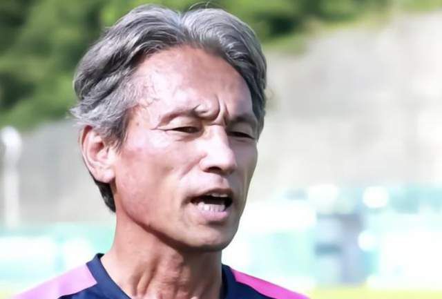 宋家的中年男人一脸惊喜，对施老先生说：这灵药真是太神了，要是施老能做出来，我愿花重金购买。